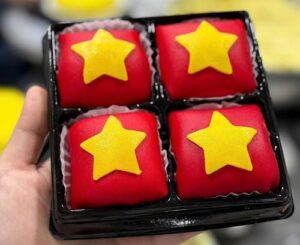 Bánh cờ đỏ sao vàng thu hút 800 khách mỗi ngày dịp kỷ niệm 30/4